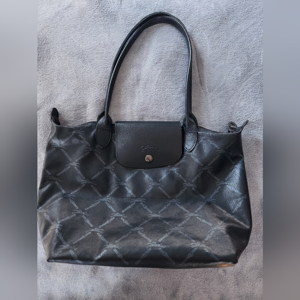 Longchamp Pliage in Black patent material size Medium